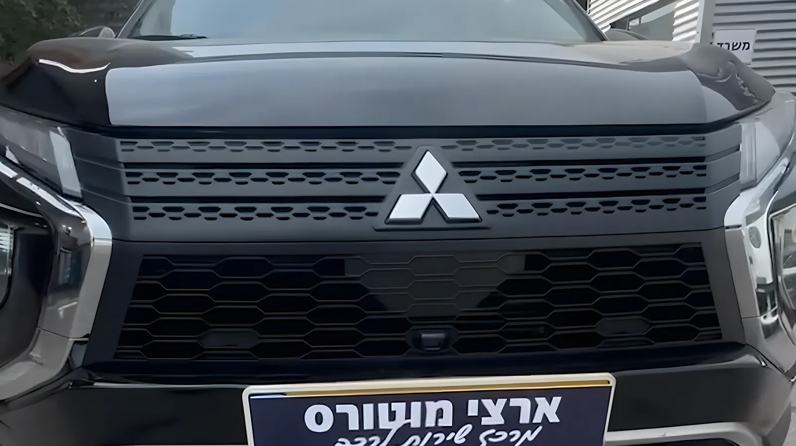 חזית של רכב אחרי טיפול, עם לוחית ארצי מוטורס, מרכז שירות לרכב